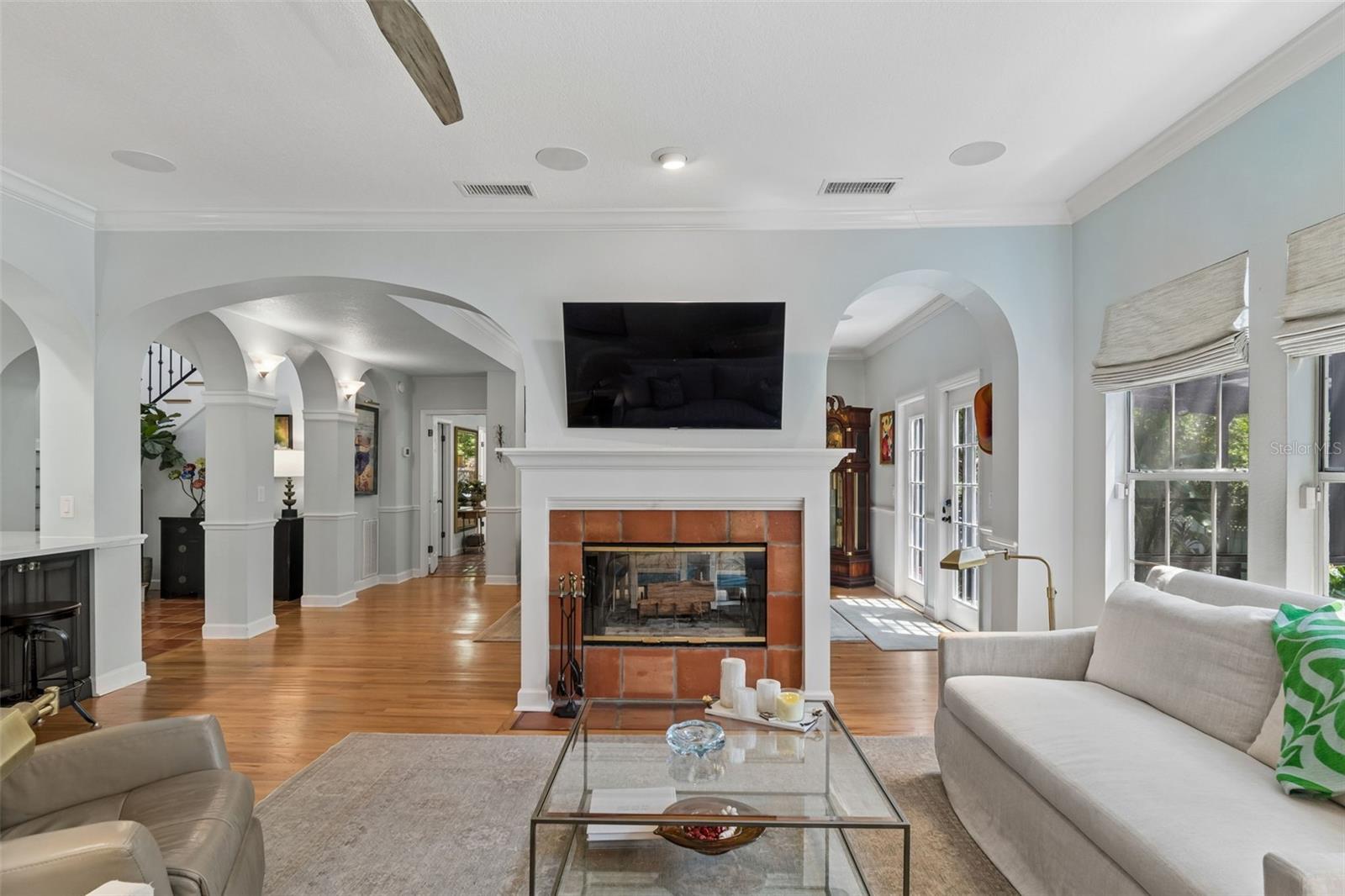 Listing photo id 12 for 2941 Bayshore Court