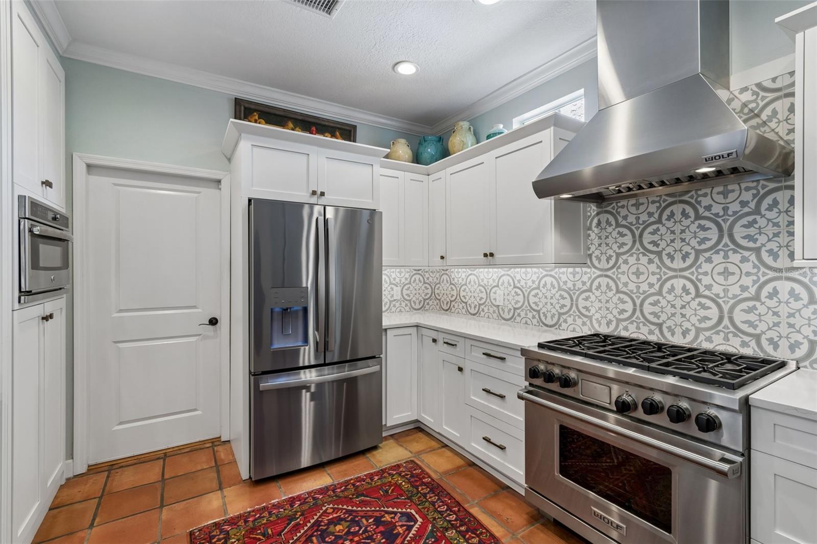 Listing photo id 16 for 2941 Bayshore Court