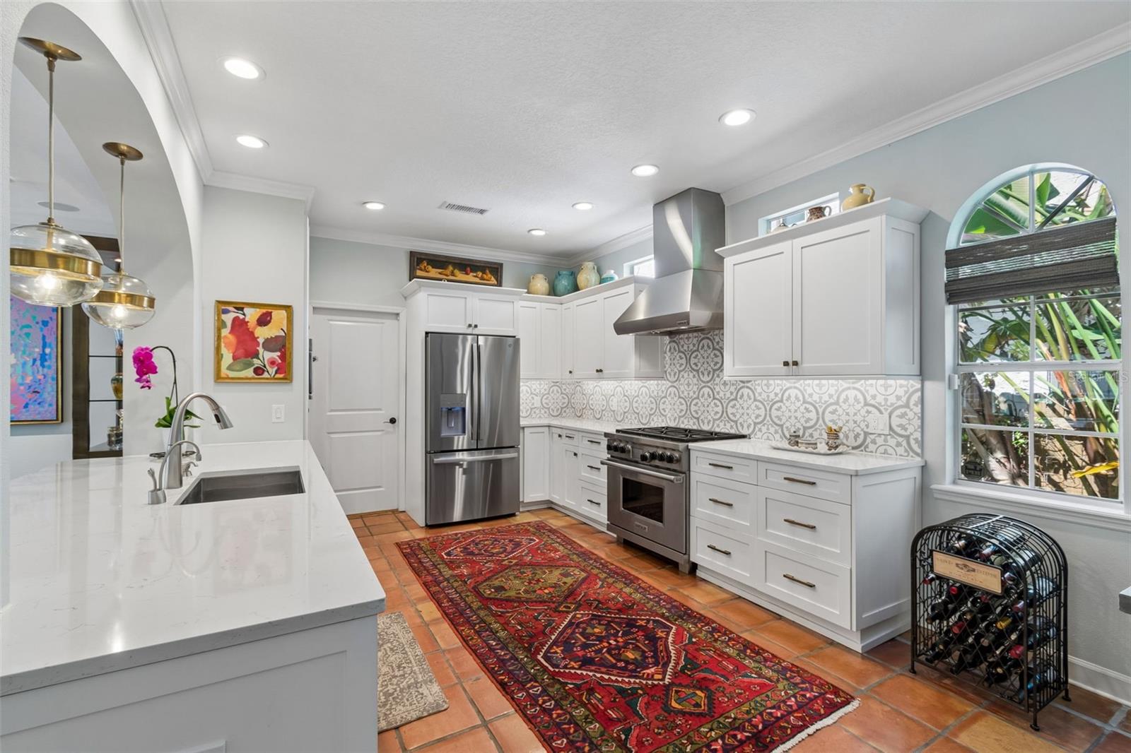 Listing photo id 2 for 2941 Bayshore Court