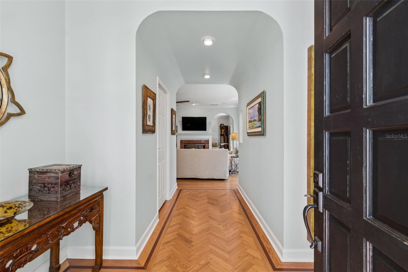 Listing photo id 7 for 2941 Bayshore Court