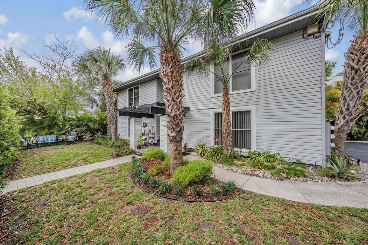 Image 2 of 38 For 2109 De Leon Street