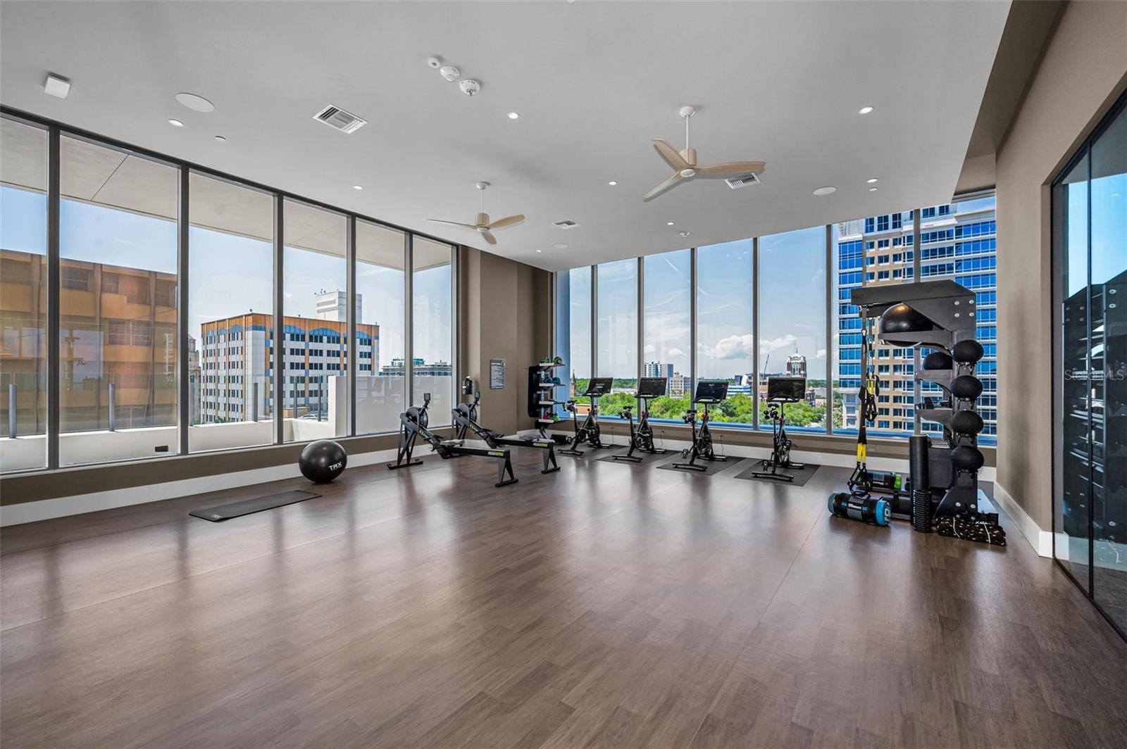 Listing photo id 36 for 275 1st Avenue S 3503