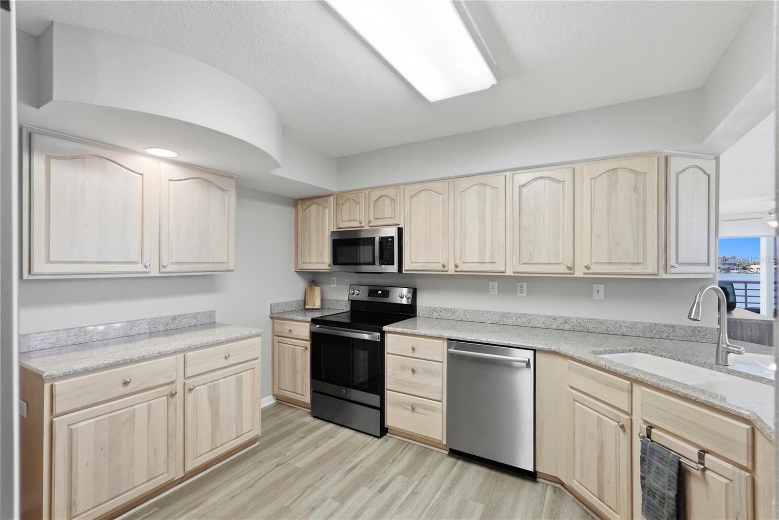 Image 4 of 42 For 6085 Bahia Del Mar Circle 272