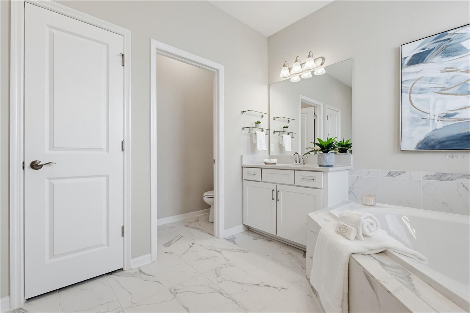 Listing photo id 25 for 9608 Sorbonne Loop