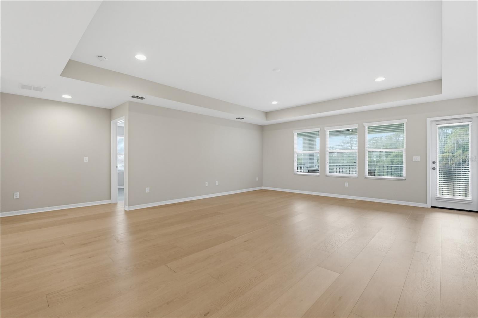 Listing photo id 30 for 9608 Sorbonne Loop
