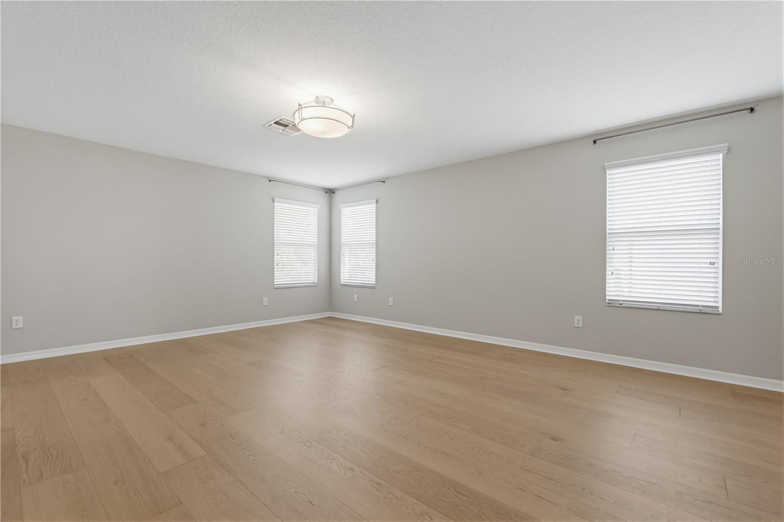 Listing photo id 36 for 9608 Sorbonne Loop