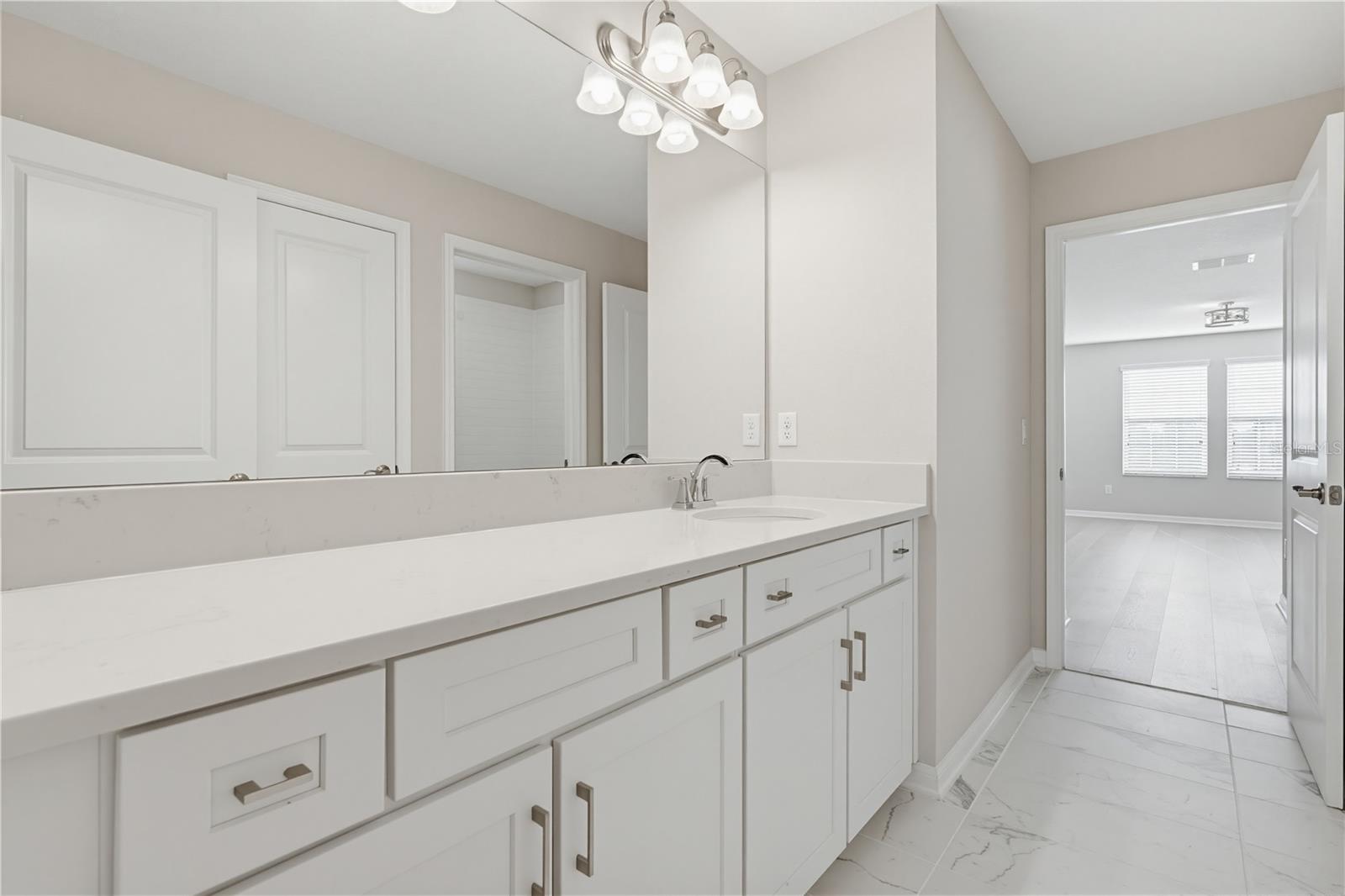Listing photo id 40 for 9608 Sorbonne Loop
