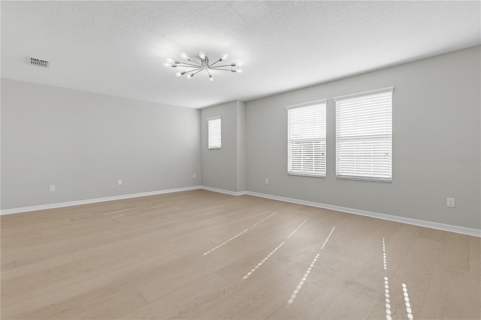 Listing photo id 45 for 9608 Sorbonne Loop
