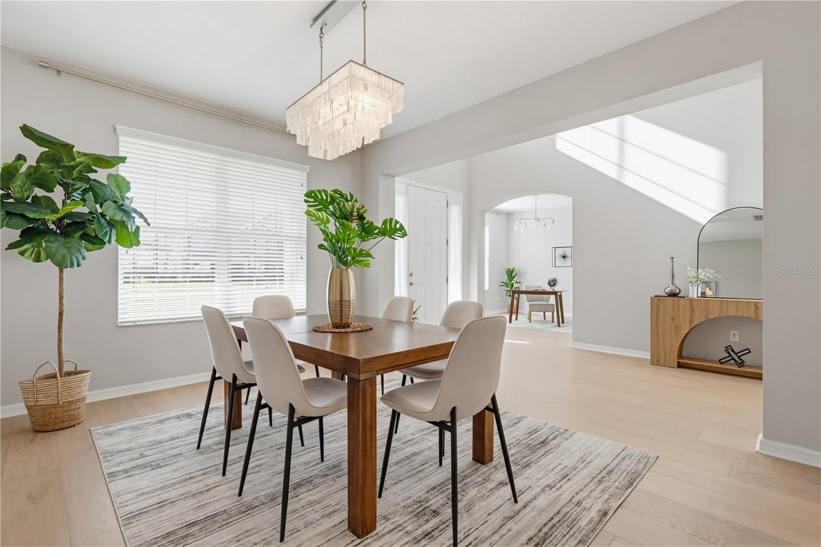 Listing photo id 4 for 9608 Sorbonne Loop