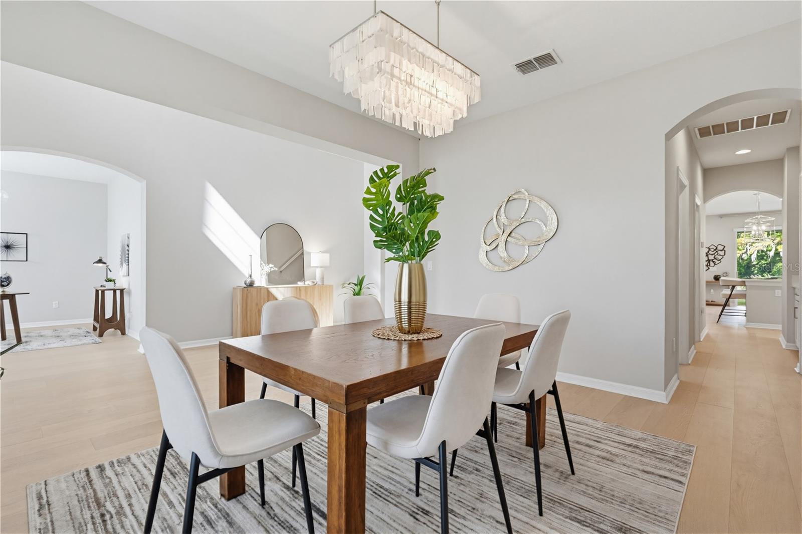 Listing photo id 5 for 9608 Sorbonne Loop