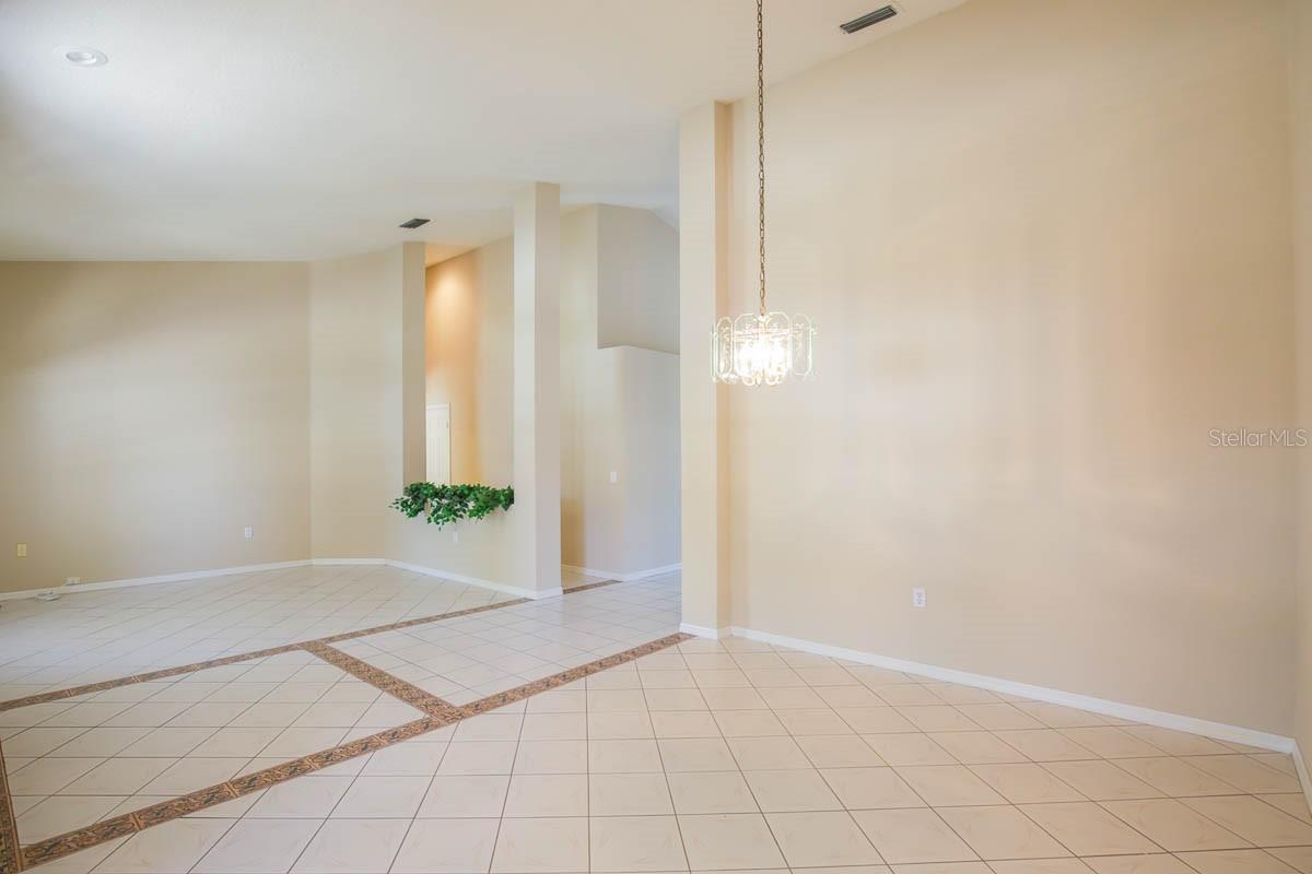 Image 4 of 27 For 9214 Sunnyoak Drive