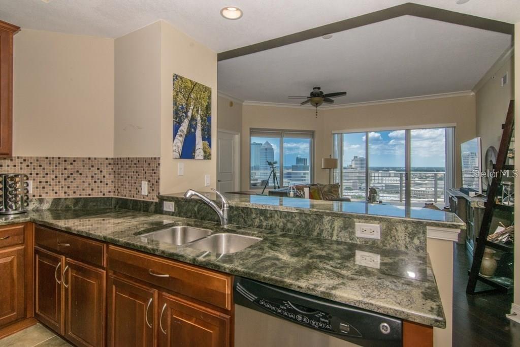 Image 2 of 16 For 1209 Cumberland Avenue 2502