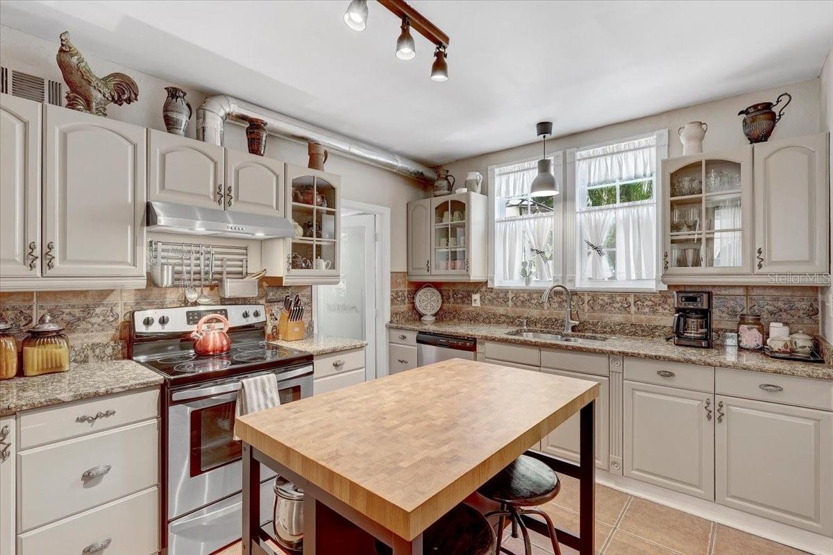 Image 17 of 82 For 325 49th Street N