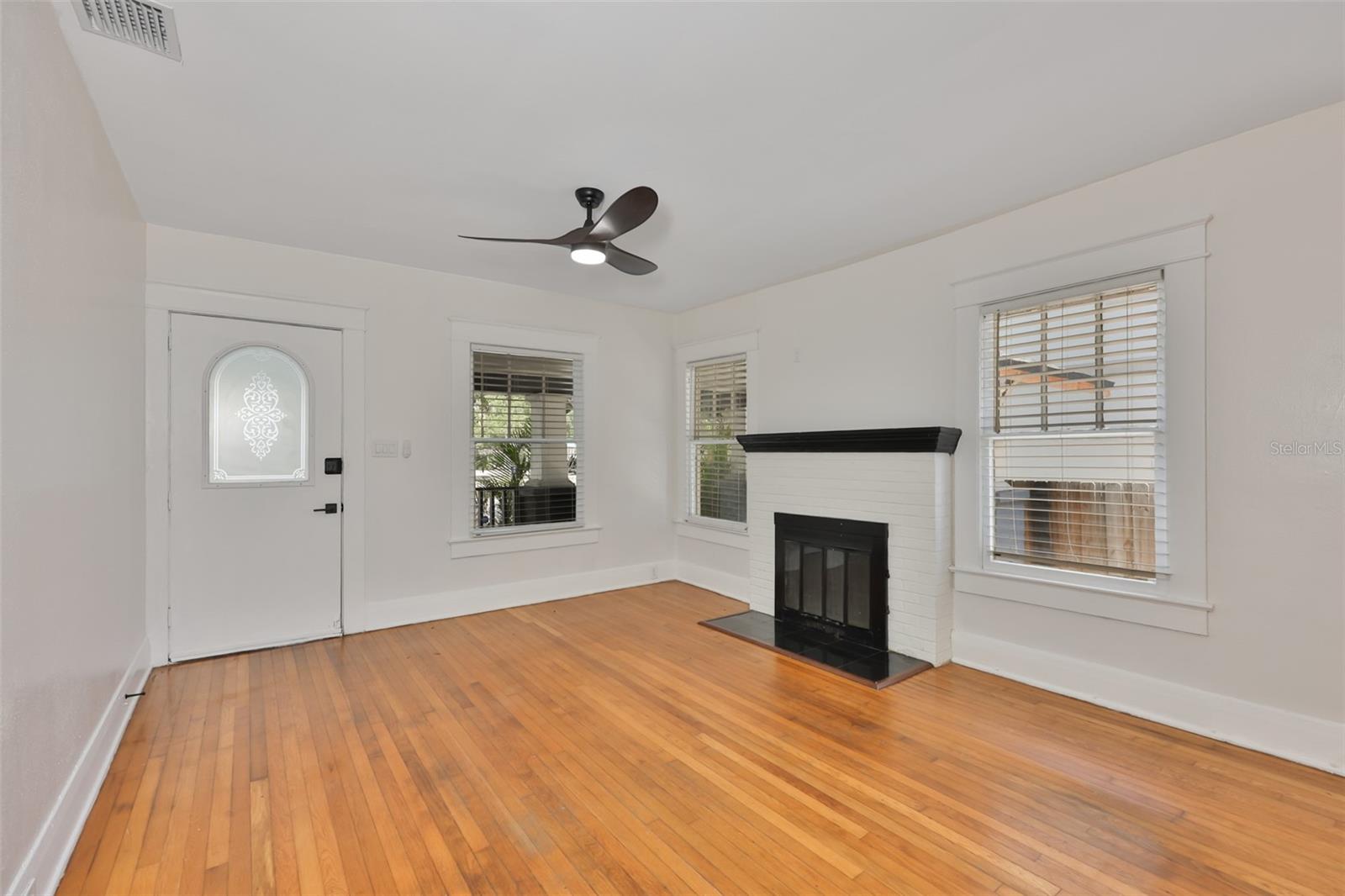 Image 9 of 30 For 902 Columbus Drive