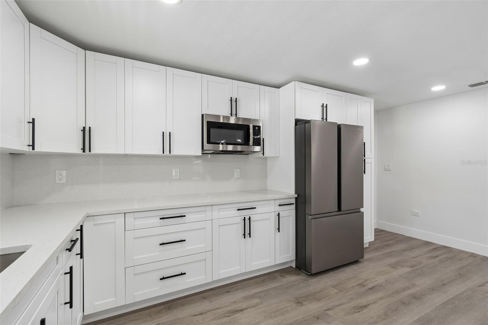 Listing photo id 31 for 7906 Fremont Avenue