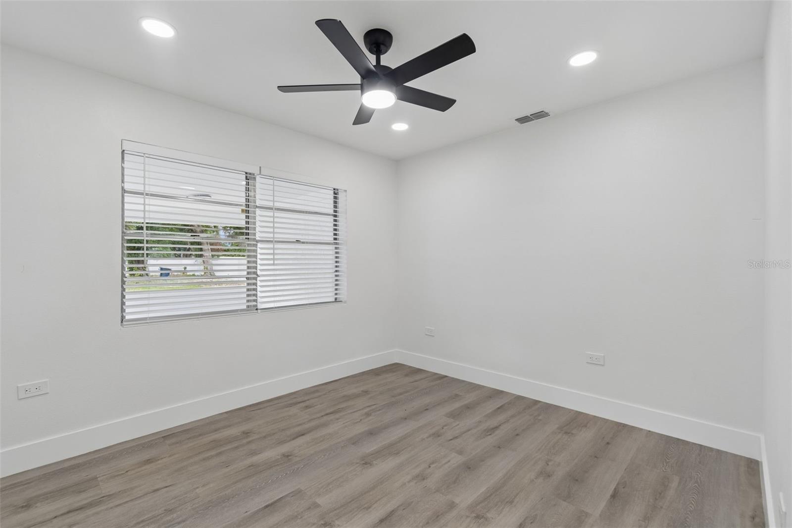 Listing photo id 37 for 7906 Fremont Avenue