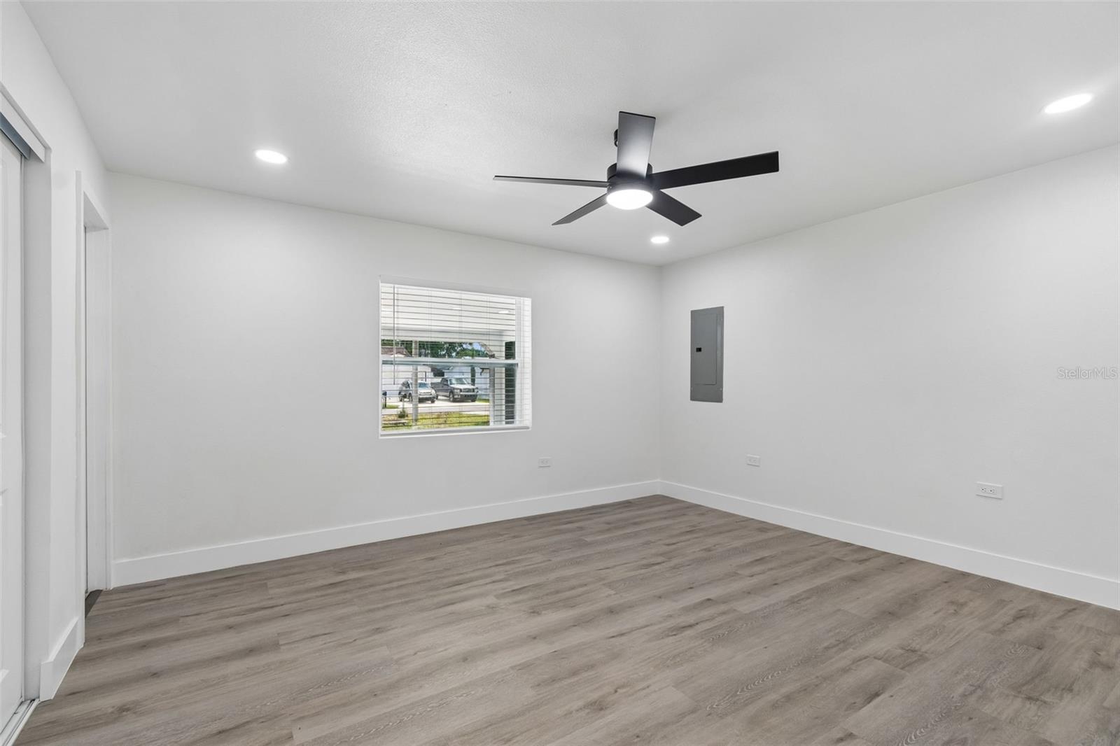 Listing photo id 41 for 7906 Fremont Avenue