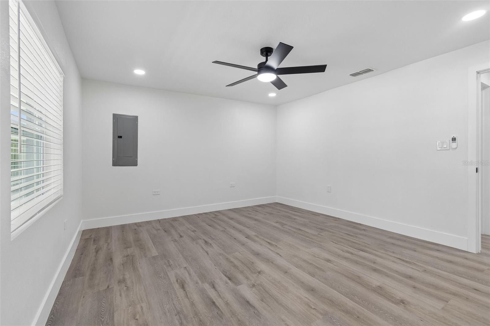 Listing photo id 42 for 7906 Fremont Avenue