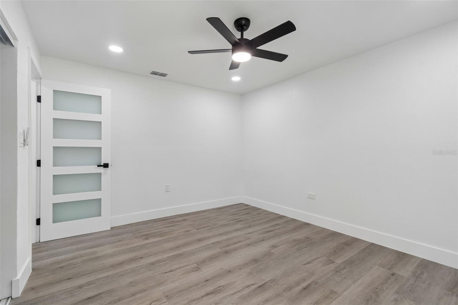 Listing photo id 52 for 7906 Fremont Avenue