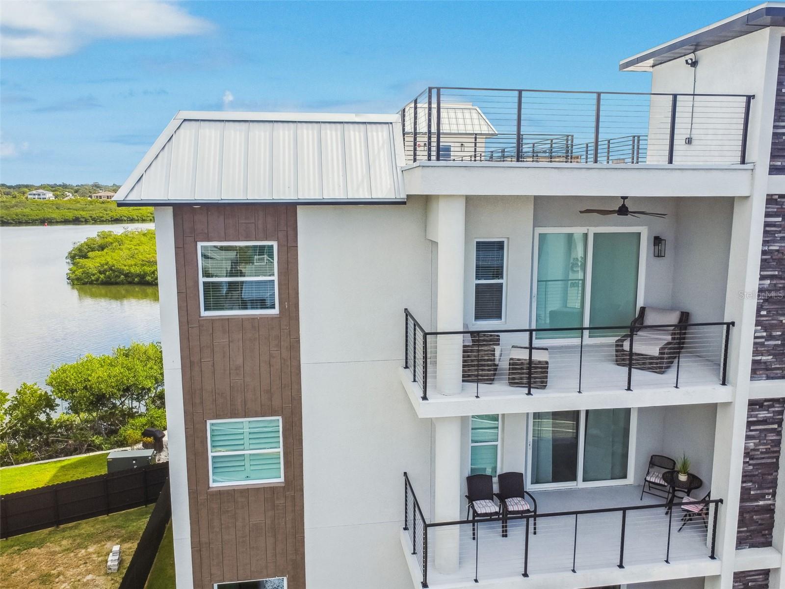 Image 3 of 43 For 19505 Gulf Boulevard 404