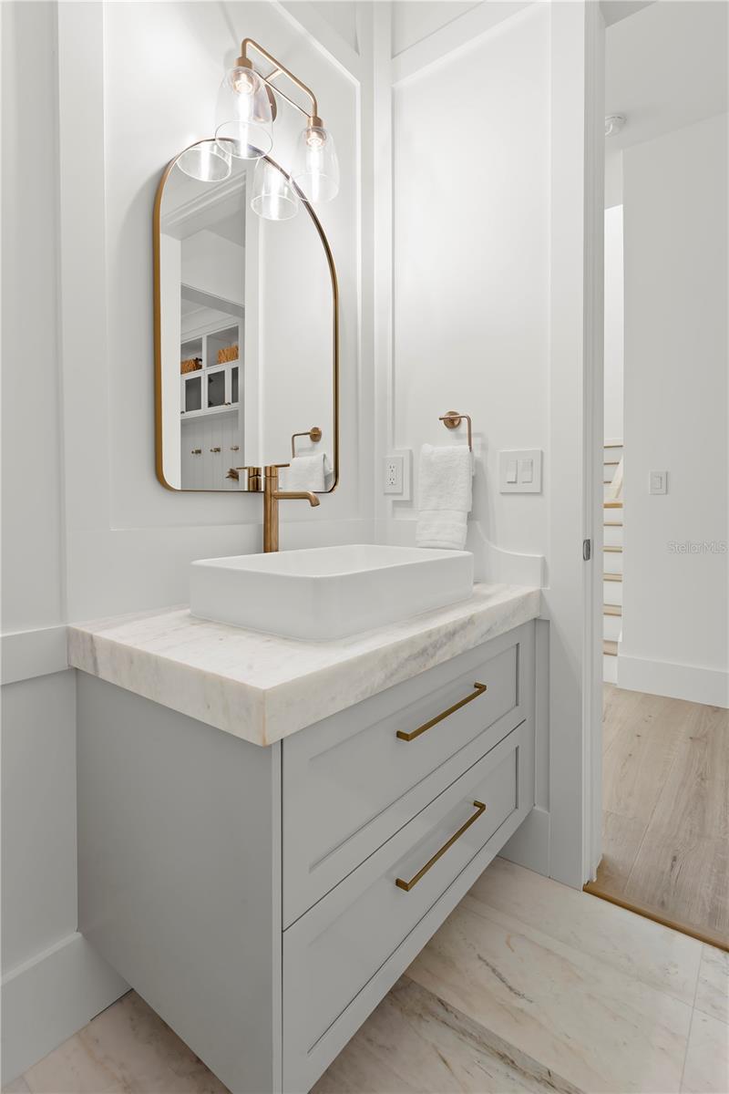 Image 14 of 77 For 511 Buckingham Avenue E