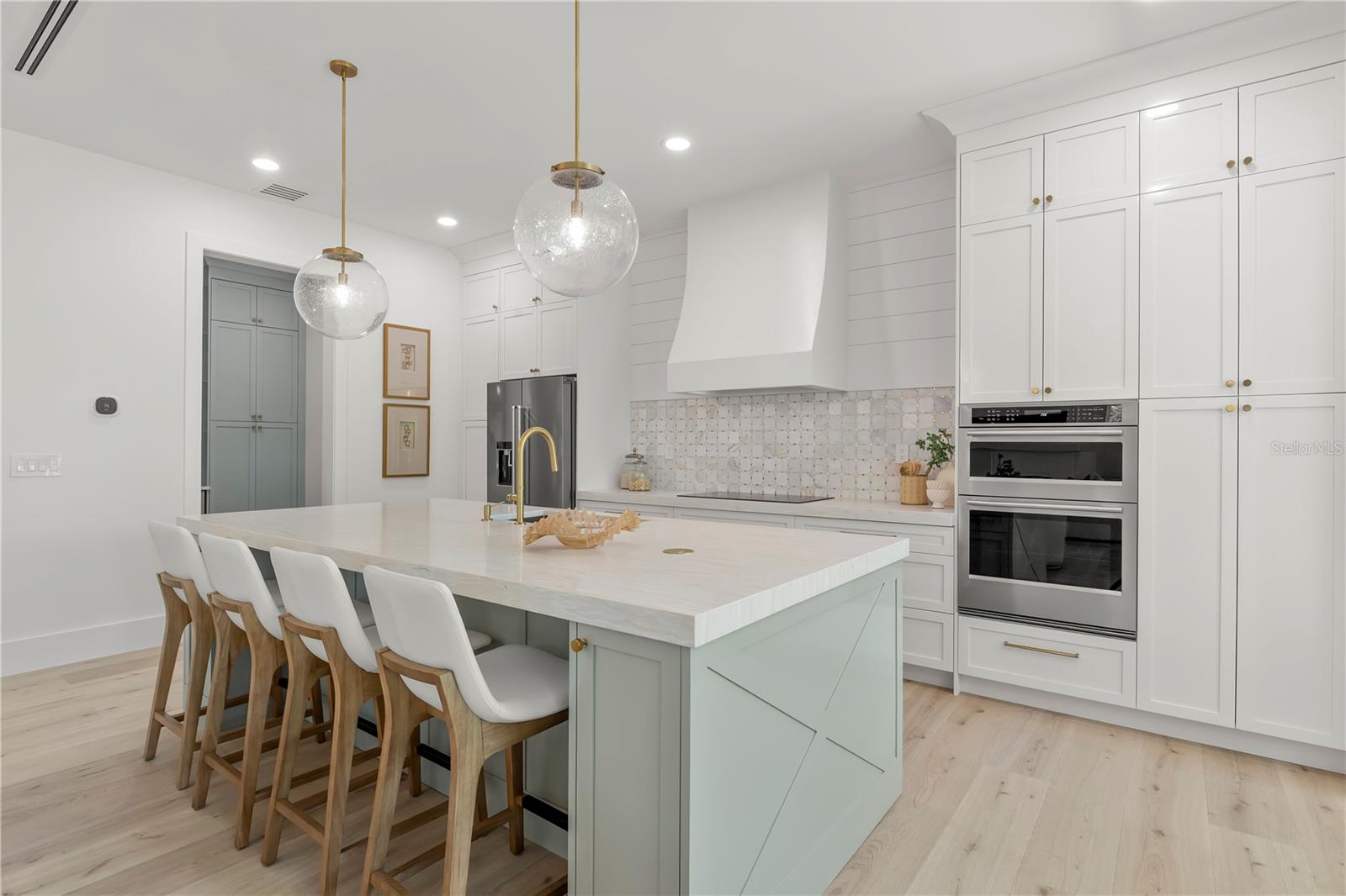 Image 17 of 77 For 511 Buckingham Avenue E