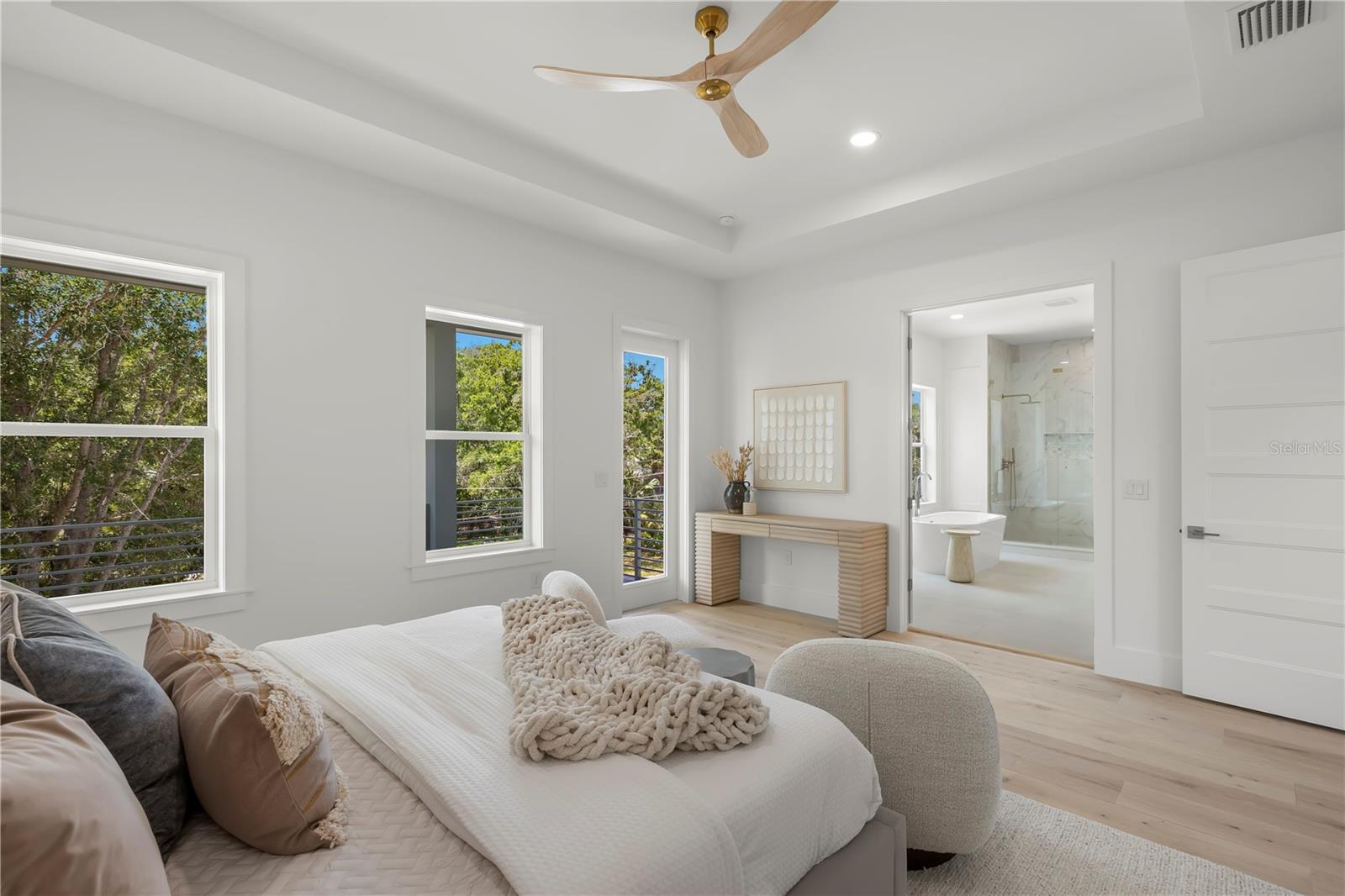 Image 39 of 77 For 511 Buckingham Avenue E