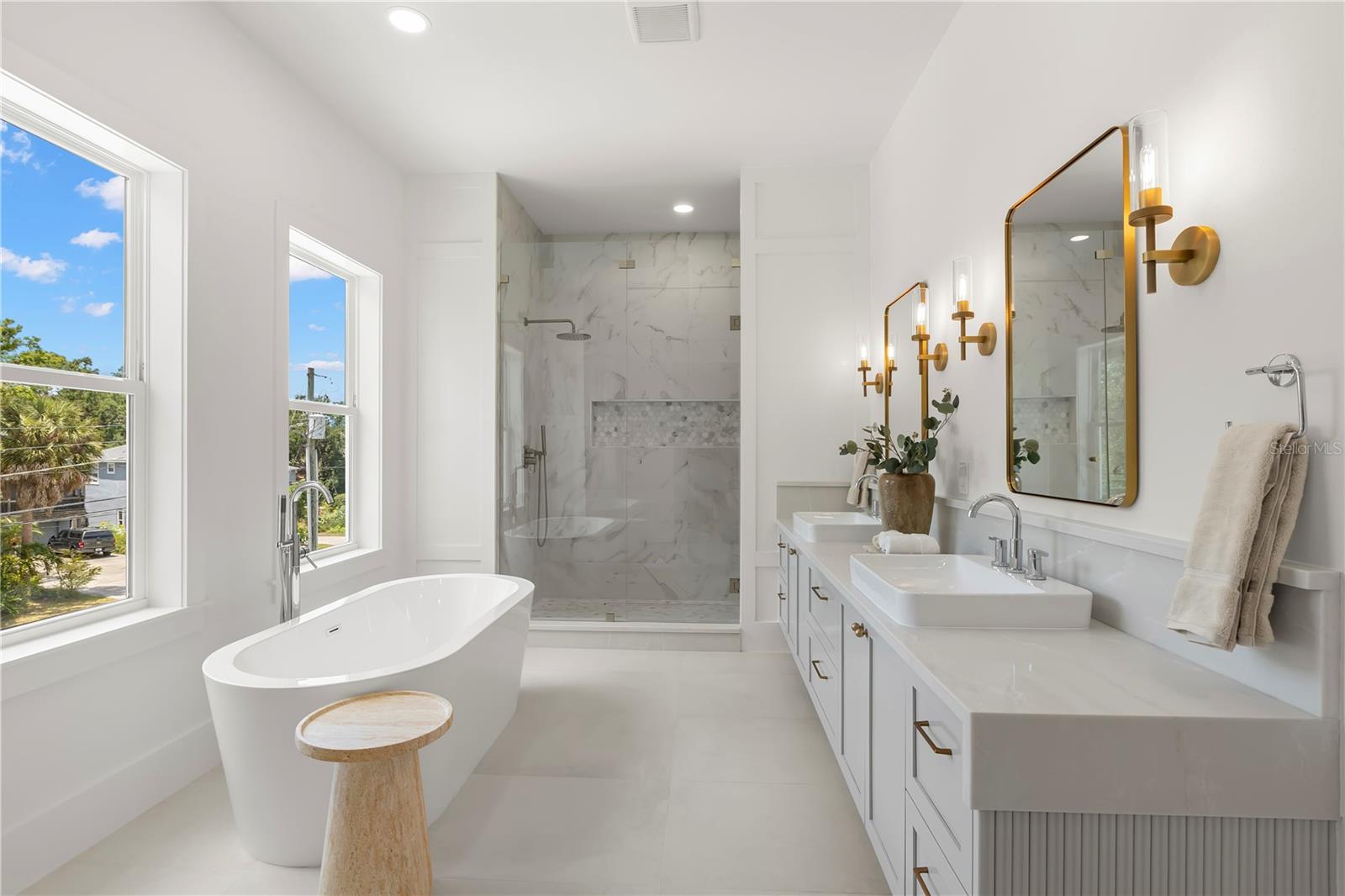 Image 43 of 77 For 511 Buckingham Avenue E