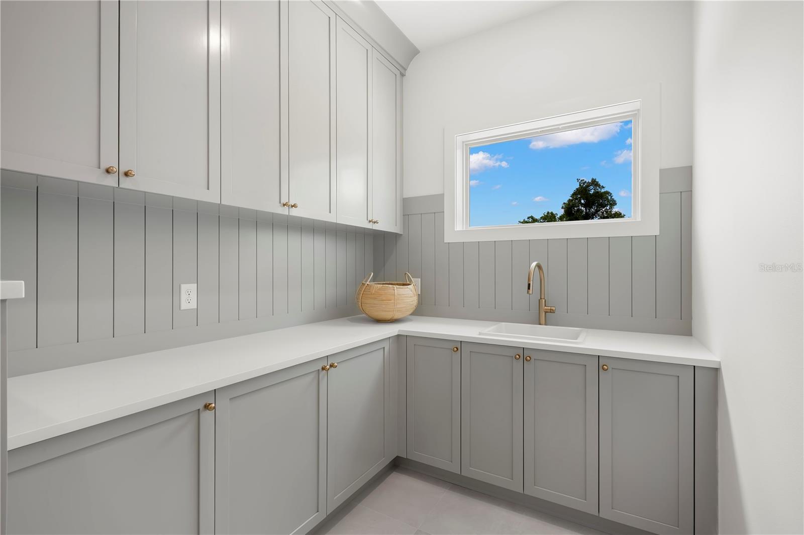 Image 51 of 77 For 511 Buckingham Avenue E