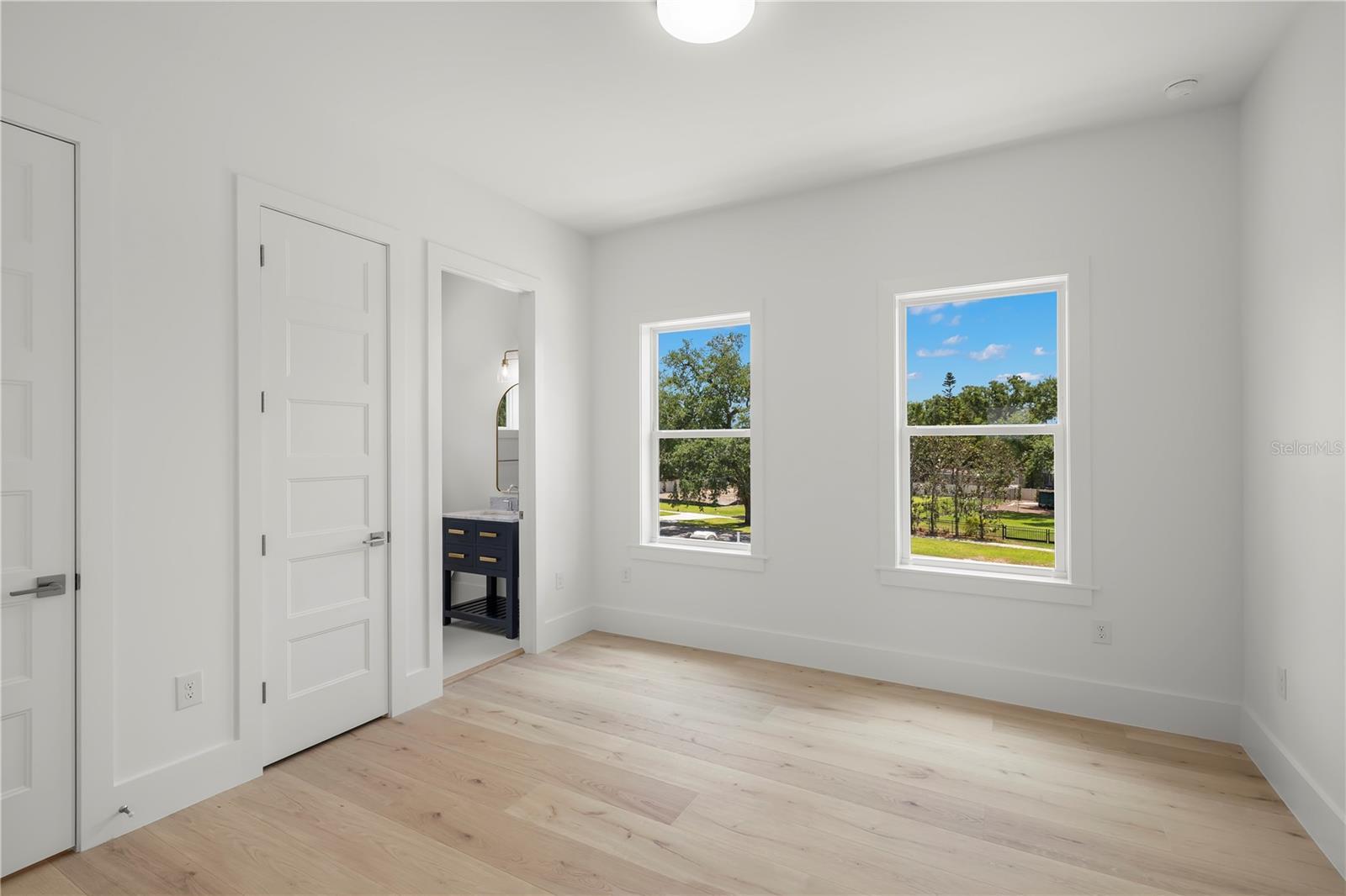 Image 53 of 77 For 511 Buckingham Avenue E