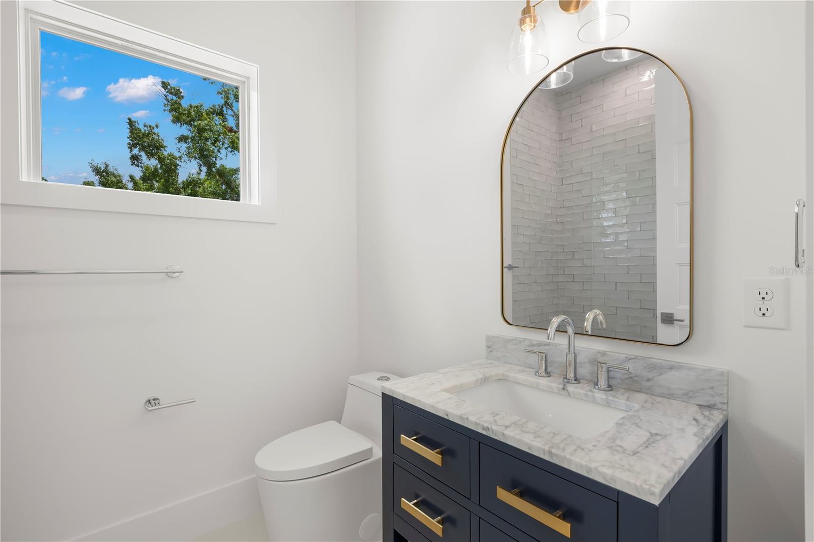 Image 55 of 77 For 511 Buckingham Avenue E
