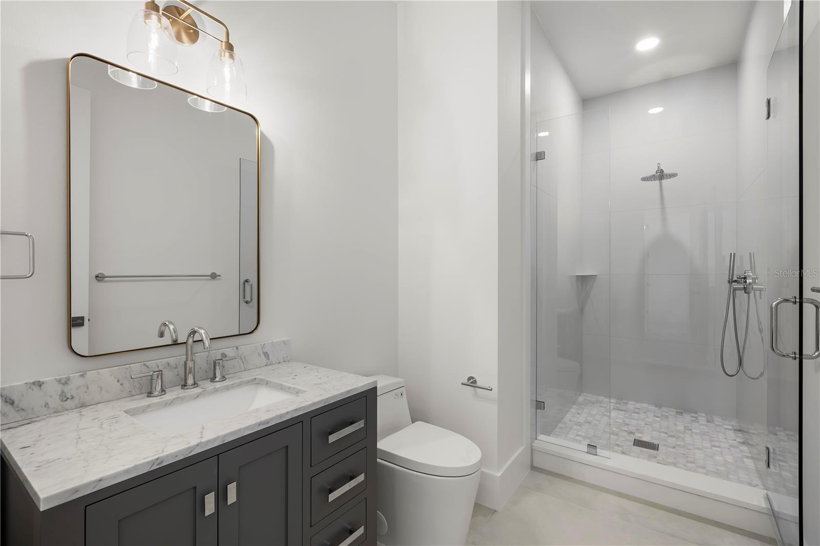 Image 57 of 77 For 511 Buckingham Avenue E
