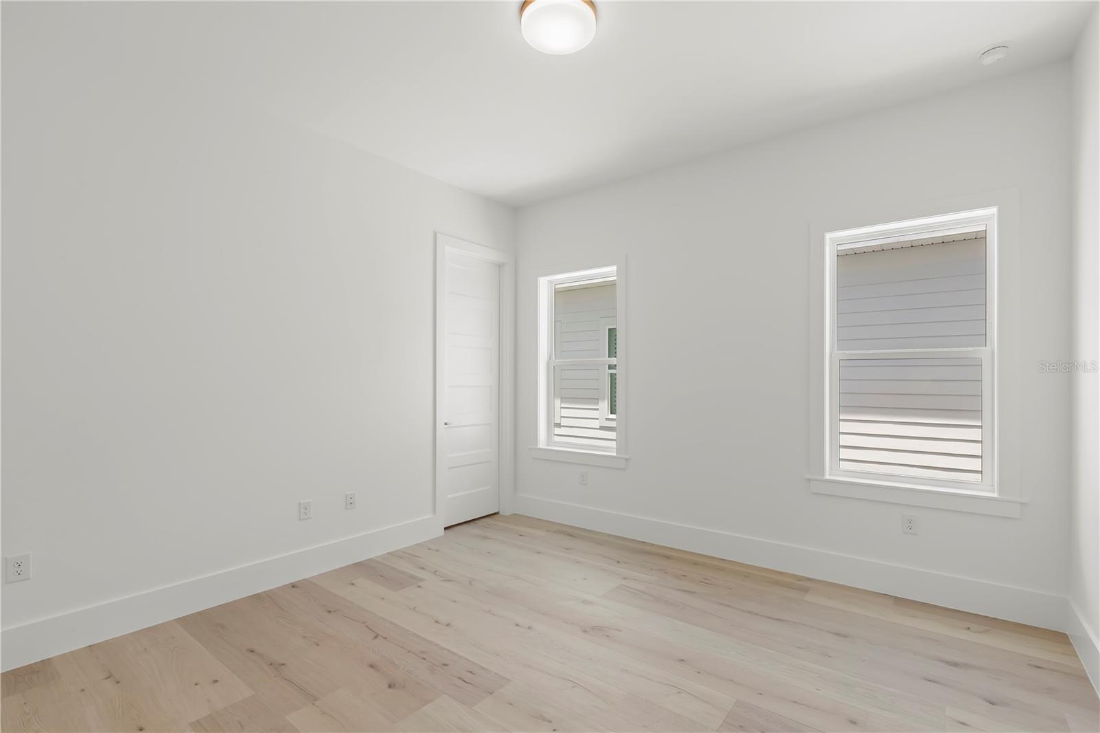 Image 58 of 77 For 511 Buckingham Avenue E