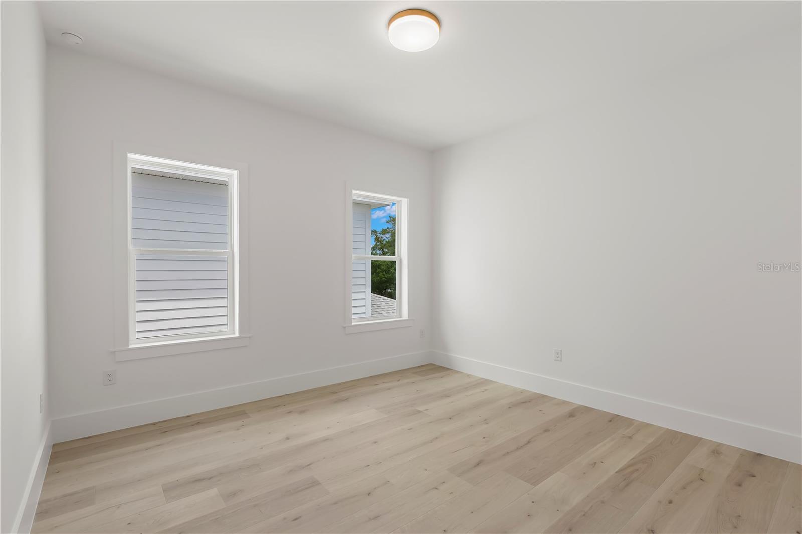 Image 60 of 77 For 511 Buckingham Avenue E