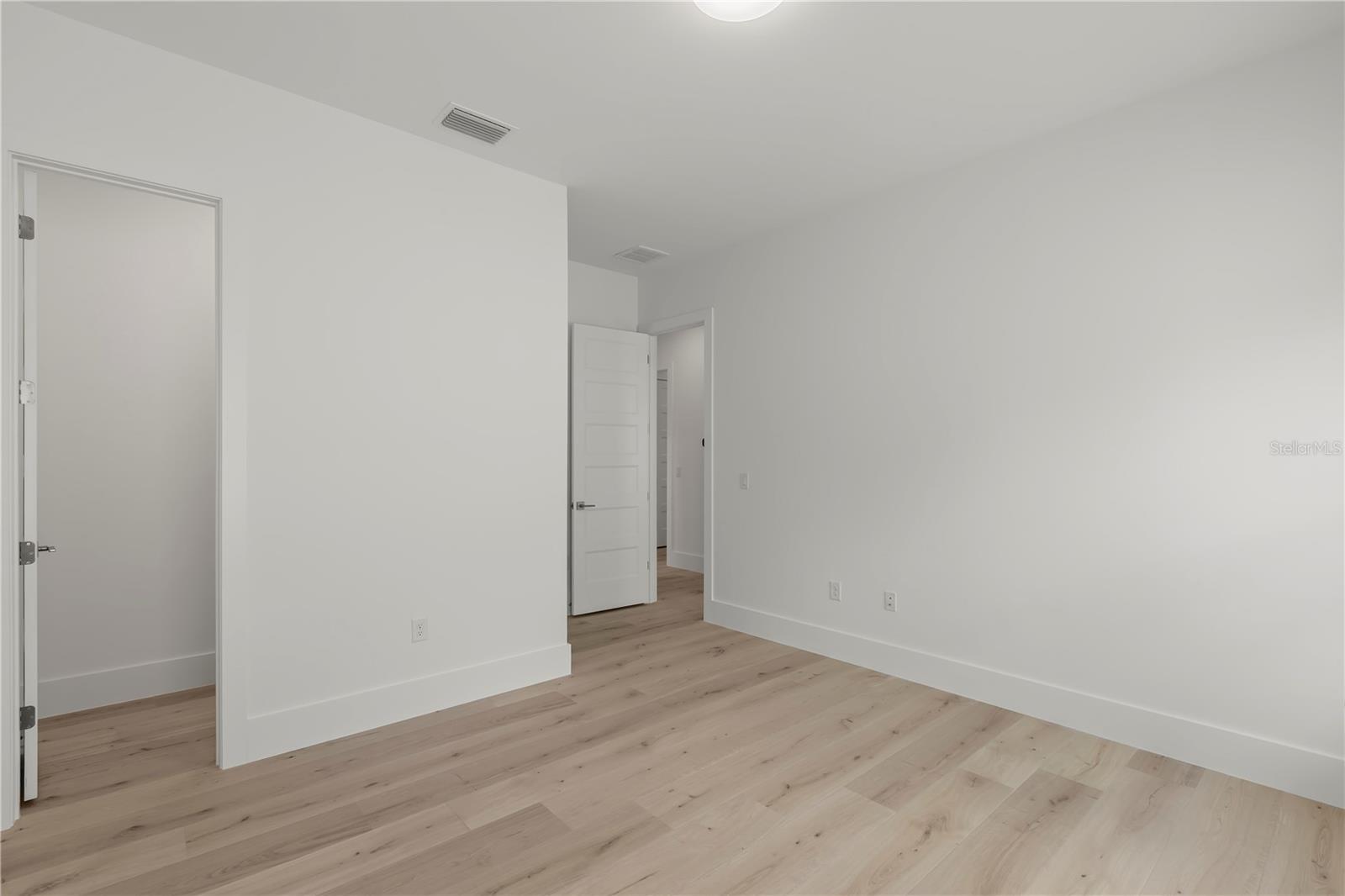 Image 61 of 77 For 511 Buckingham Avenue E