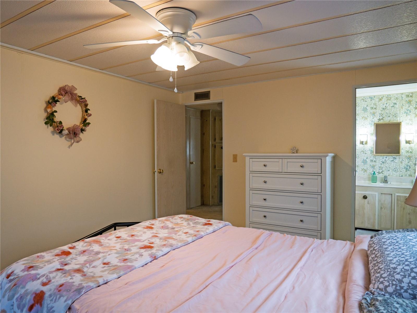 Image 18 of 40 For 12501 Ulmerton Road 122