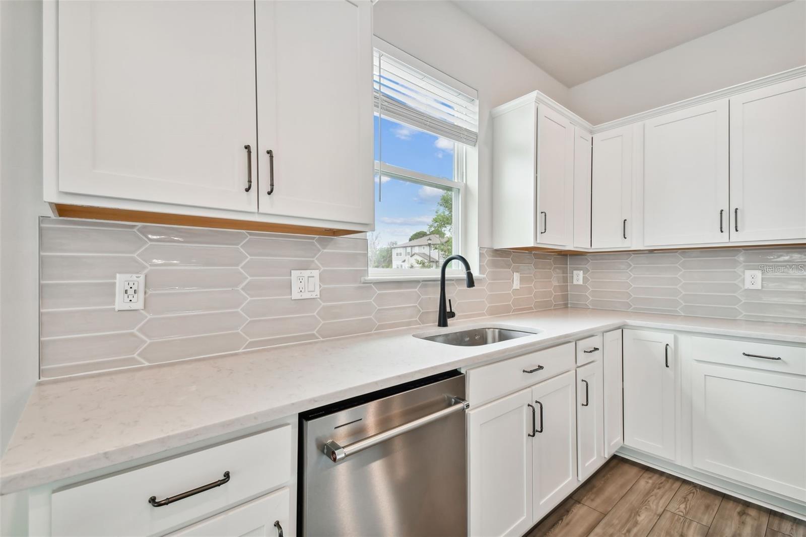 Image 10 of 63 For 13144 Peachleaf Avenue