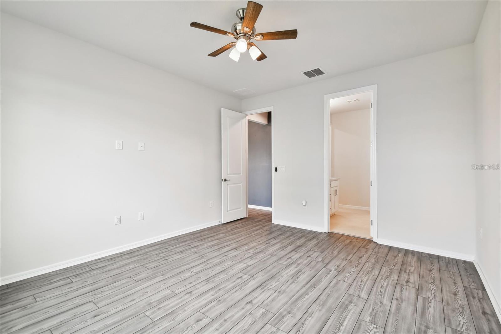 Image 14 of 63 For 13144 Peachleaf Avenue