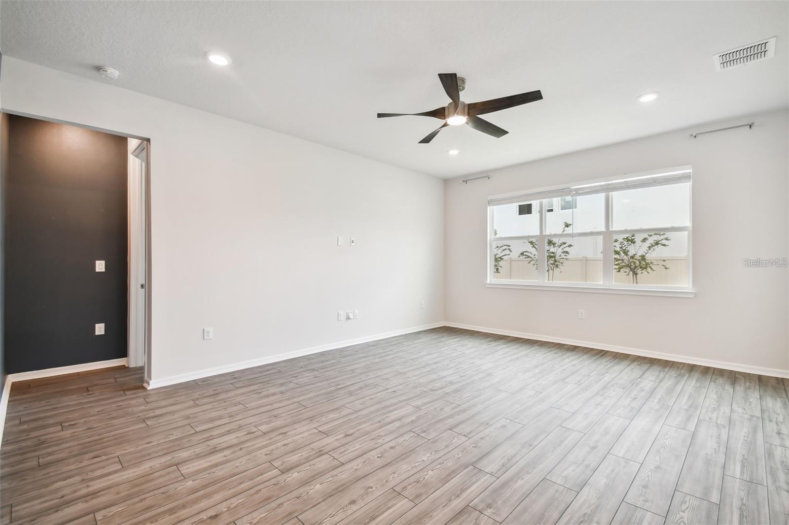 Image 17 of 63 For 13144 Peachleaf Avenue
