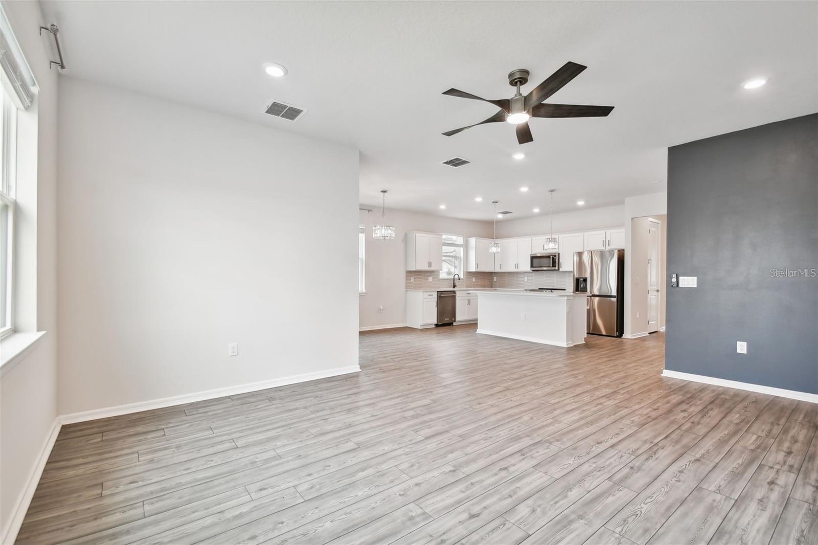 Image 19 of 63 For 13144 Peachleaf Avenue
