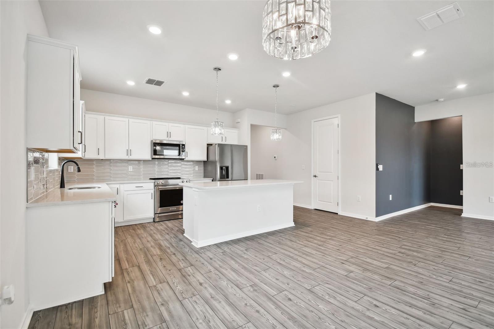 Image 21 of 63 For 13144 Peachleaf Avenue