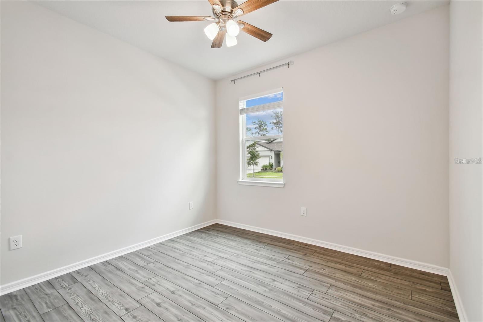 Image 23 of 63 For 13144 Peachleaf Avenue