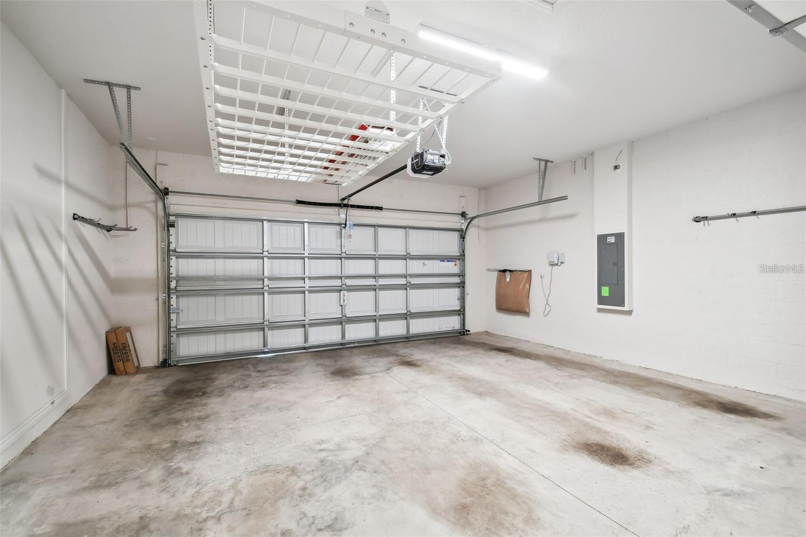 Image 36 of 63 For 13144 Peachleaf Avenue