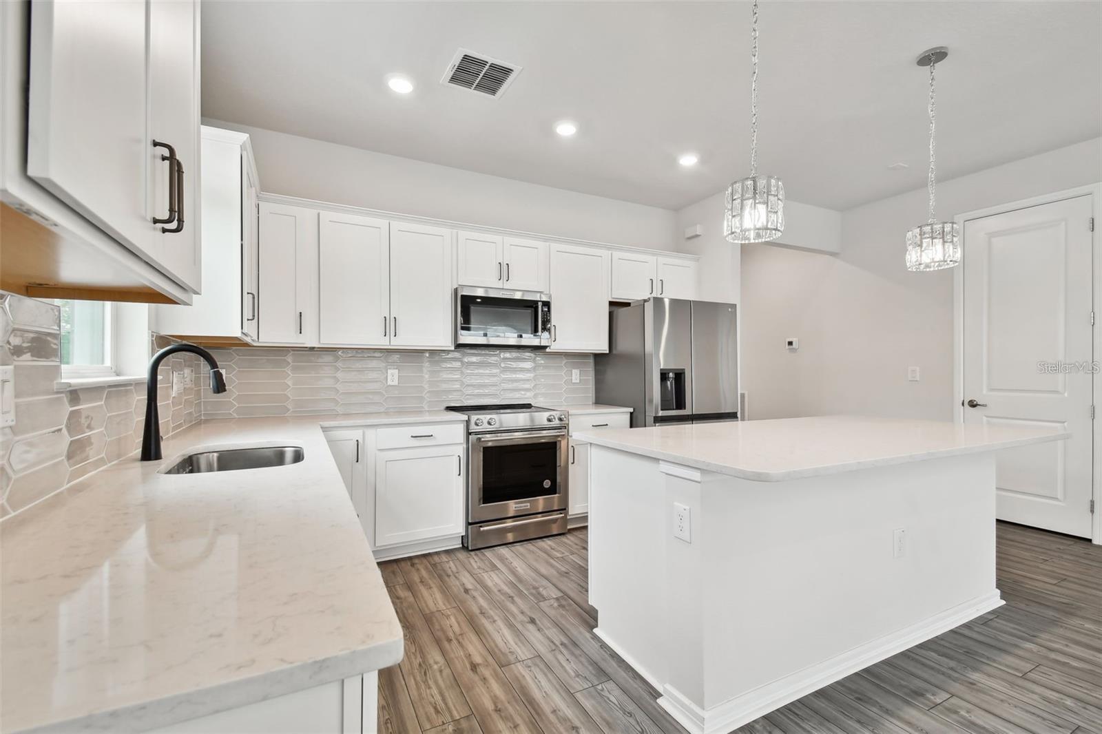 Image 7 of 63 For 13144 Peachleaf Avenue