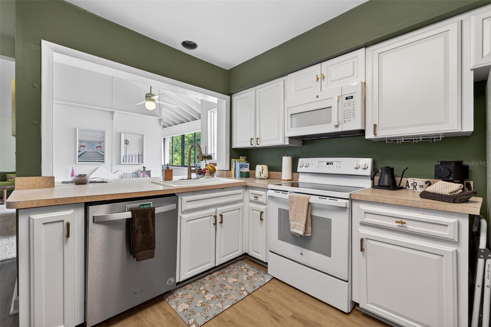 Image 21 of 39 For 13405 Pine Lake Way 203