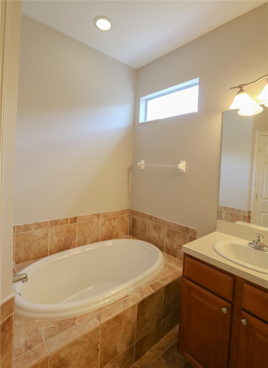 Image 11 of 24 For 622 Breezeway Court