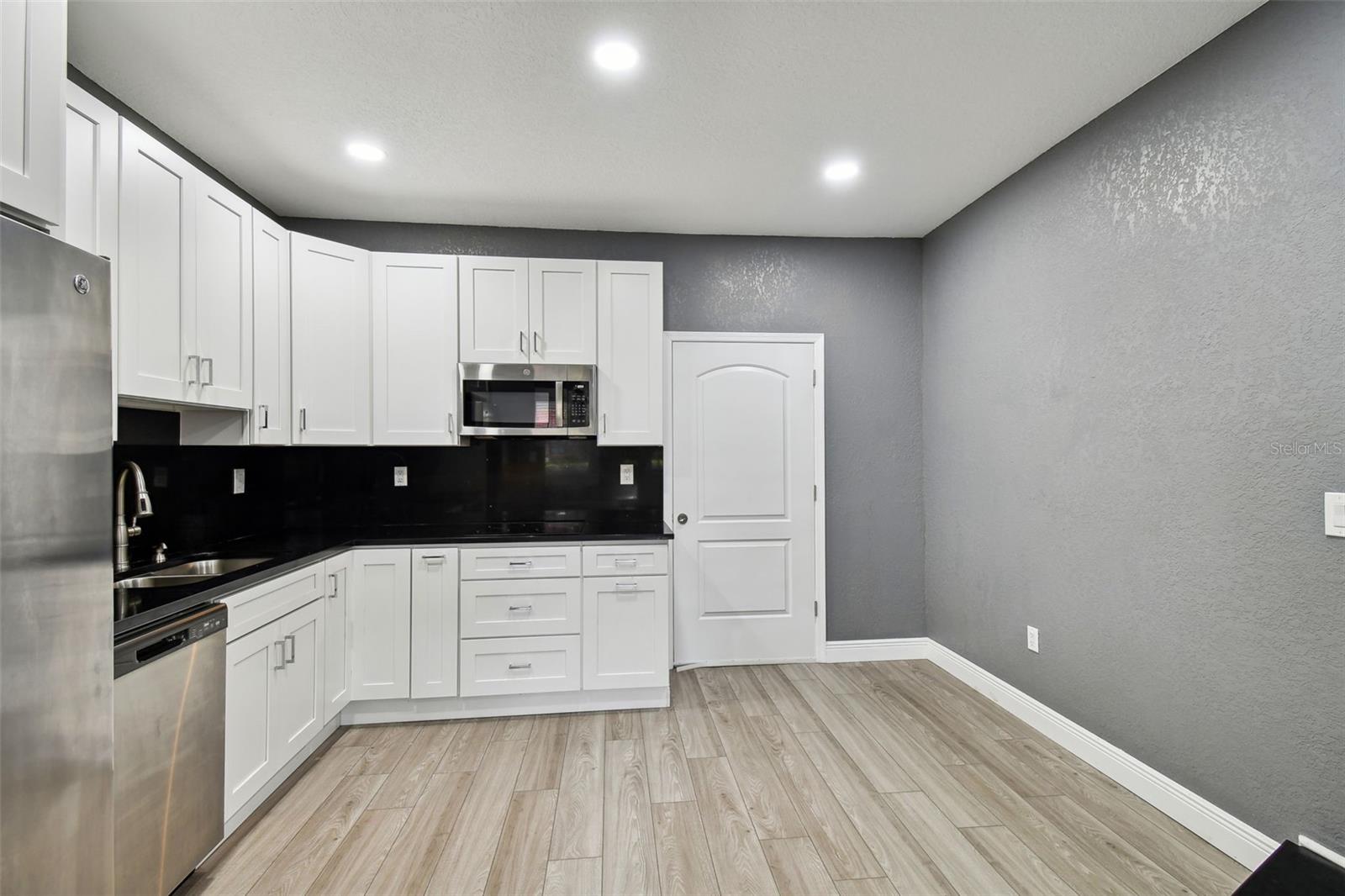 Image 18 of 96 For 6810 Navin Avenue