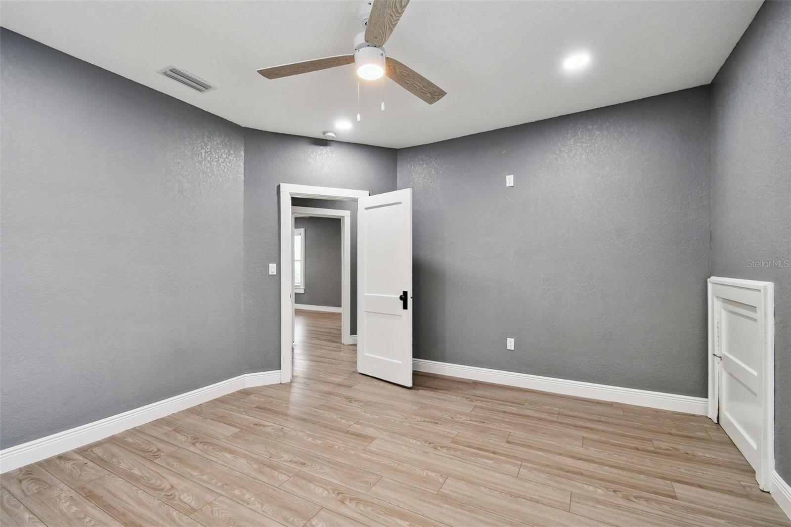 Image 26 of 96 For 6810 Navin Avenue