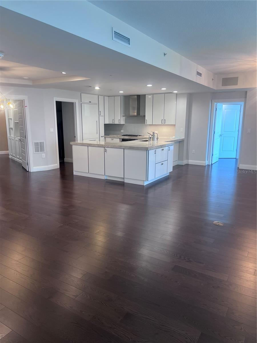 Image 11 of 54 For 450 Knights Run Avenue 904