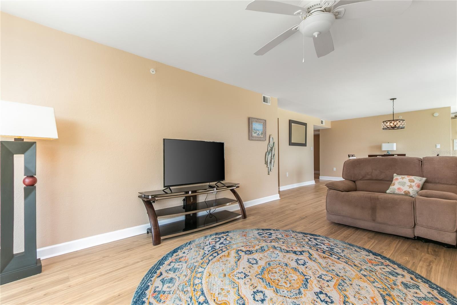 Image 11 of 72 For 400 Island Way 212